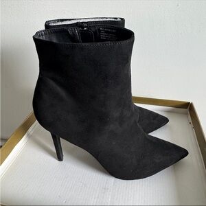 Thalia Sodi Rylief Black
Micro Ankle Boots - Size 10